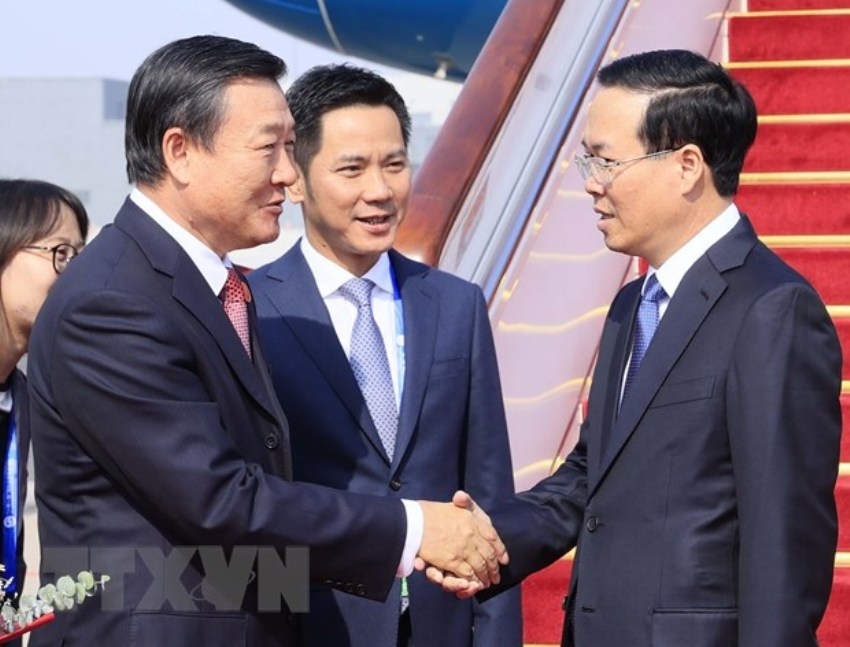 Bộ trưởng Bộ Nhà ở và Xây dựng đô thị, nông thôn Trung Quốc Nghê Hồng đón Chủ tịch nước Võ Văn Thưởng tại Sân bay Bắc Kinh. Ảnh: TTXVN.