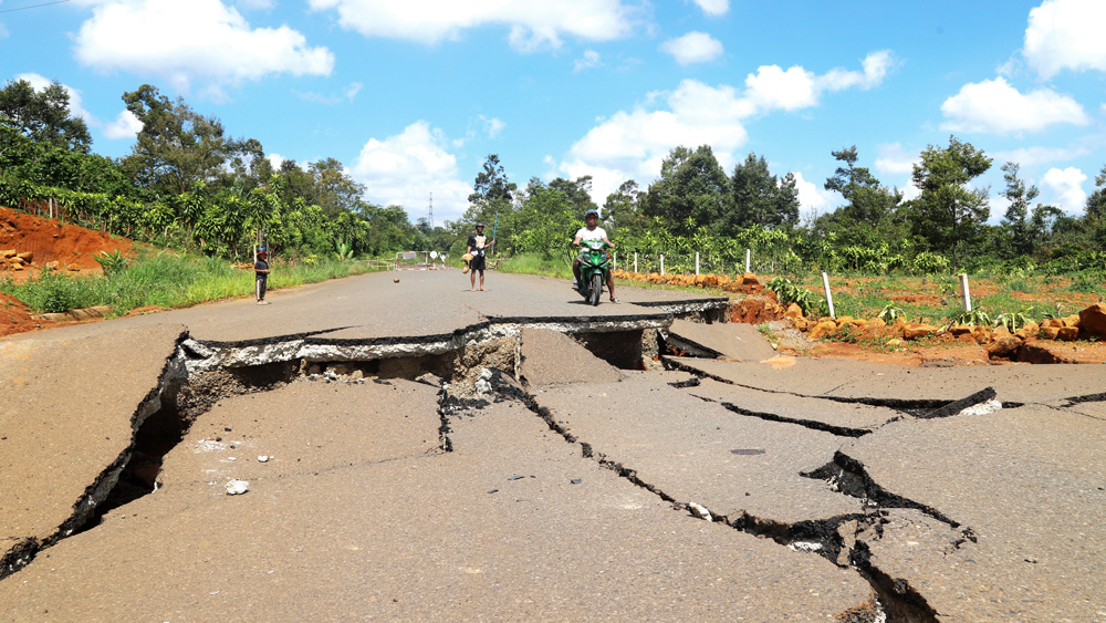 Dự án xây dựng tuyến tránh TP. Bảo Lộc dài hơn 15 km tạm dừng từ năm 2020 và chờ vốn suốt 3 năm hiện đang hư hỏng, xuống cấp nghiêm trọng (Ảnh: Báo Lâm Đồng). 