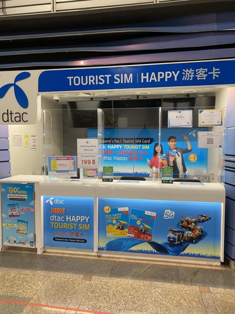 Du khách có thể đổi thẻ SIM miễn phí tại cửa hàng AIS tại các sân bay ở Bangkok, Chiang Mai, Chiang Rai, Phuket và Samui.