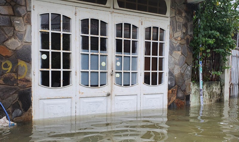 Mưa lớn trong đ&ecirc;m 16/10 v&agrave; ng&agrave;y 17/10 khiến nhiều điểm tr&ecirc;n địa b&agrave;n TP. Đ&agrave; Nẵng lại ngập cục bộ