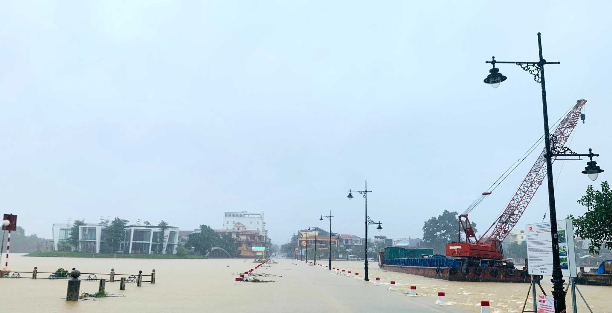 Nước lũ dâng cao, tràn qua Đập Đá khiến tuyến đường Nguyễn Sinh Cung lên Trung tâm TP Huế bị chia cắt