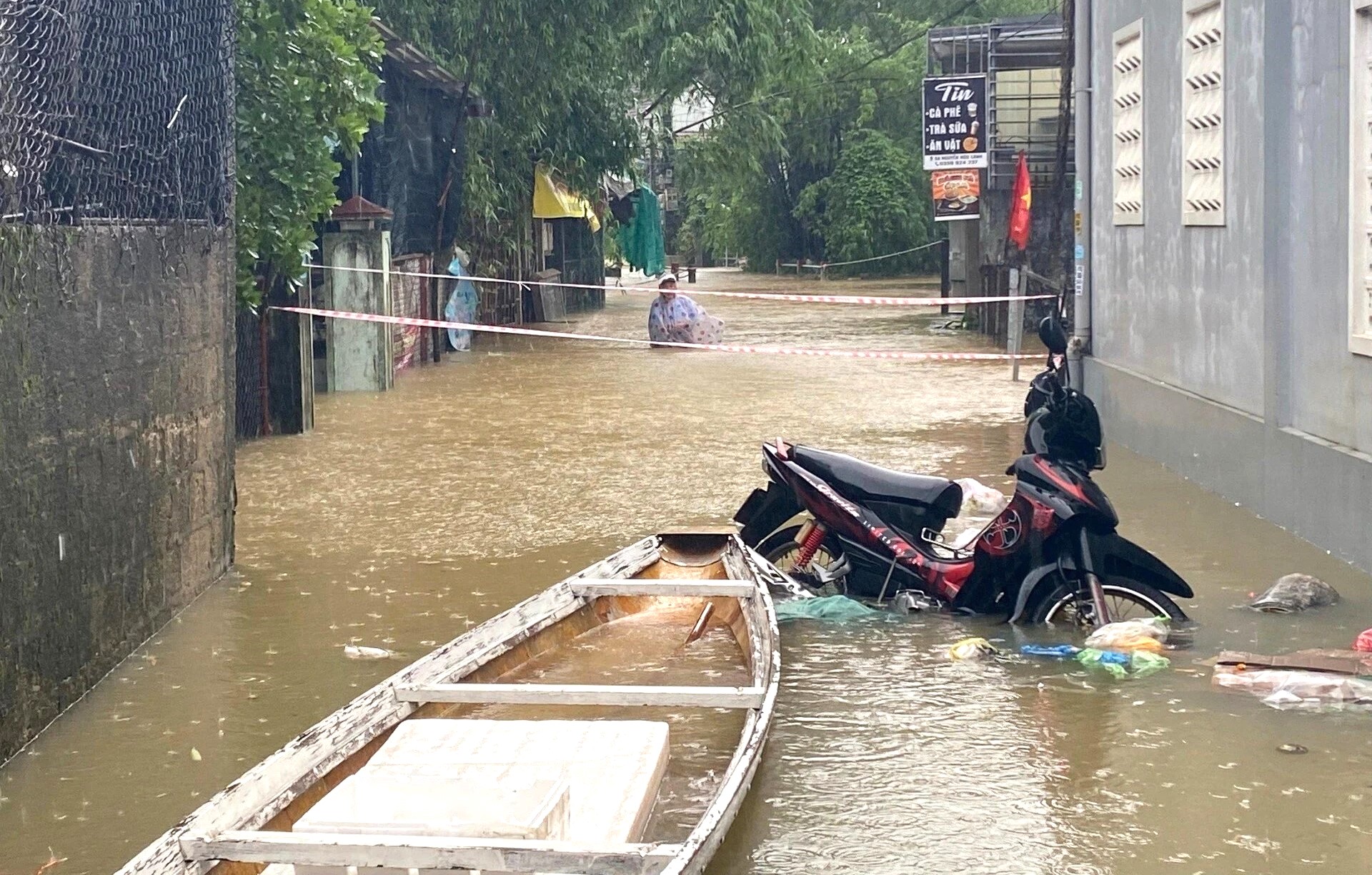 Khu vực đường Nguyễn Hữu Cảnh, thành phố Huế nơi tập trung nhiều khu phòng sinh viên đã ngập sâu trong nước