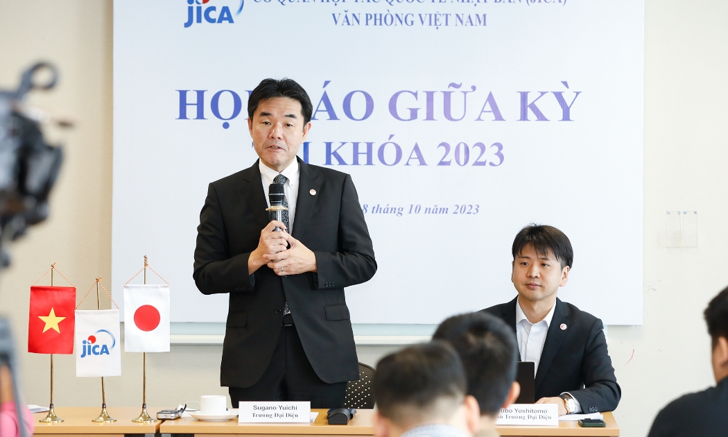 Ông Sugano Yuichi, Trưởng Đại diện JICA Việt Nam chia sẻ tại buổi họp báo.