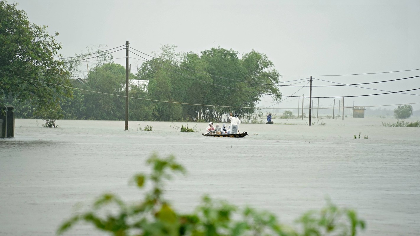 Nhiều tuyến đường ở huyện Hải Lăng, tỉnh Quảng Trị bị ngập sâu, người dân phải di chuyển bằng ghe, thuyền - Ảnh: L.A