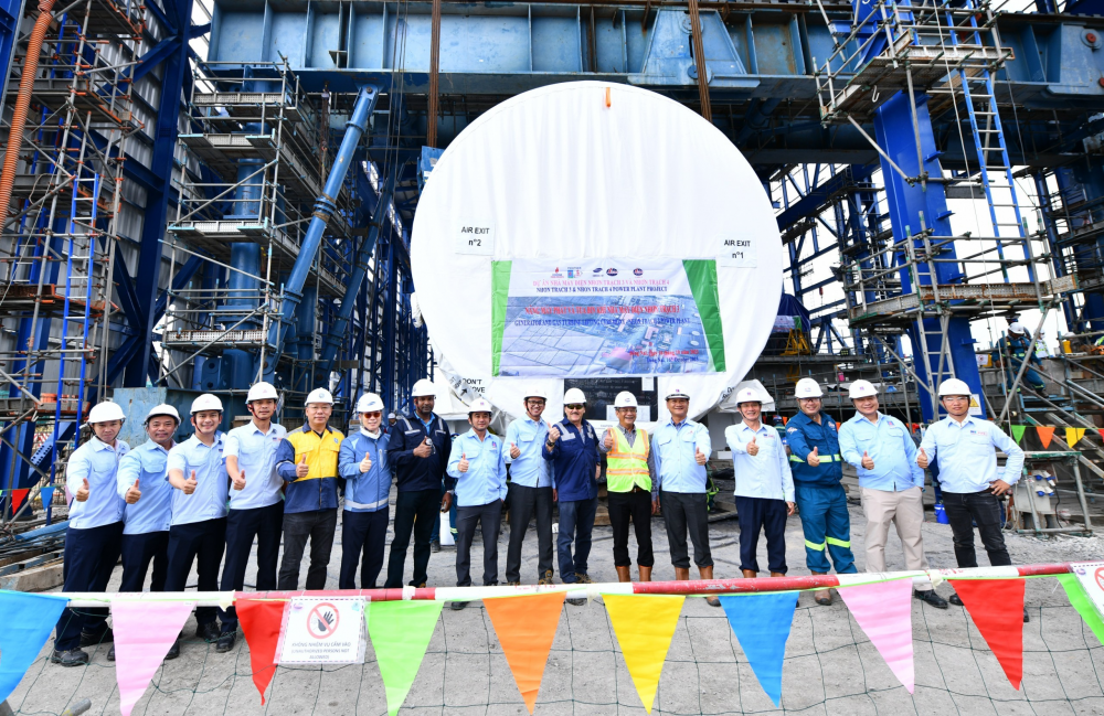 Đưa máy phát điện vào bệ móng Nhà máy Nhiệt điện Nhơn Trạch 3.