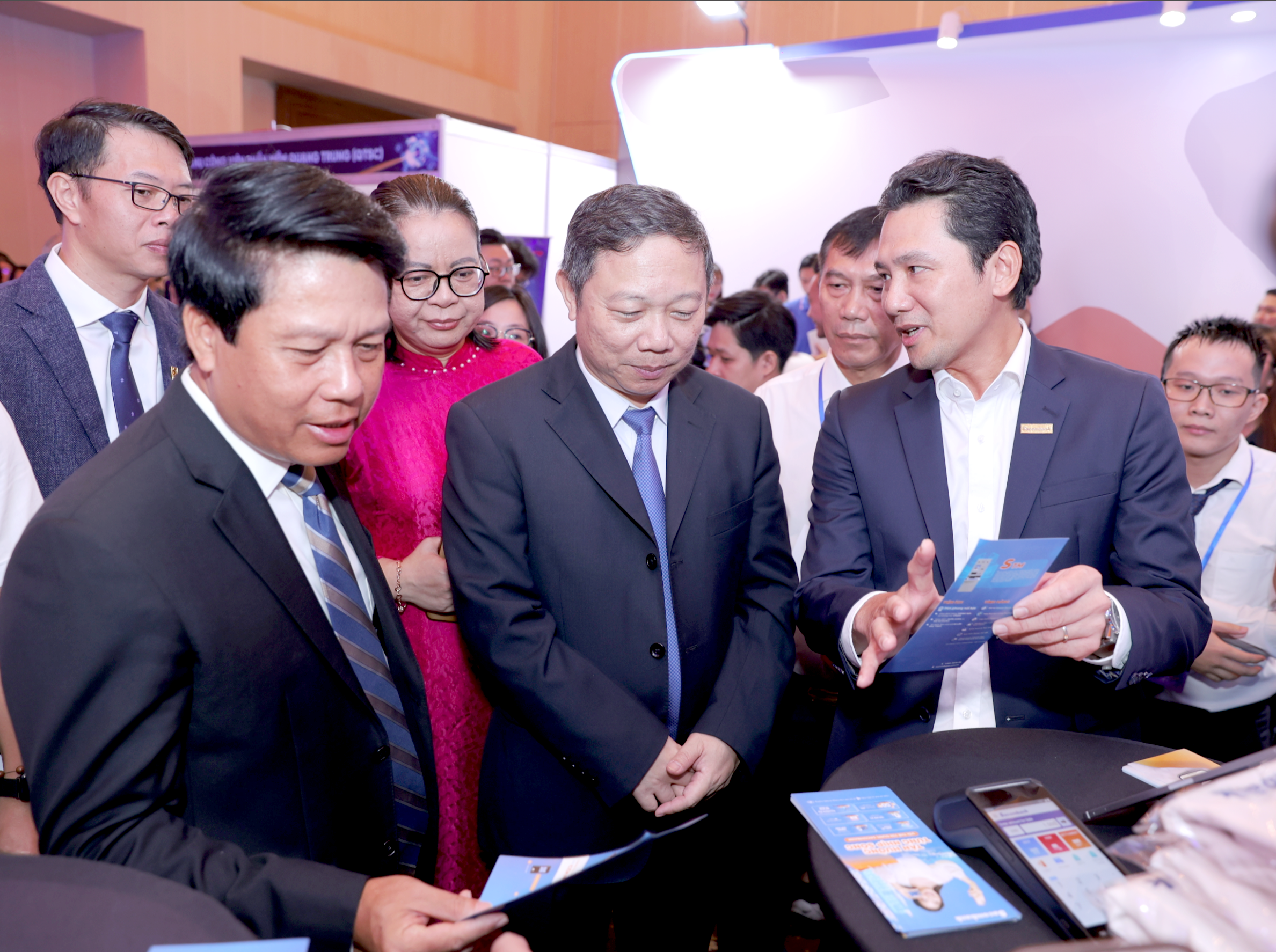 Ông Trần Thái Bình - Giám đốc Khối Ngân hàng số Sacombank giới thiệu các sản phẩm ngân hàng số với ông Dương Anh Đức - Thành uỷ viên, Phó chủ tịch UBND TP.HCM và ông Phạm Tiến Dũng - Phó thống đốc Ngân hàng Nhà nước Việt Nam.