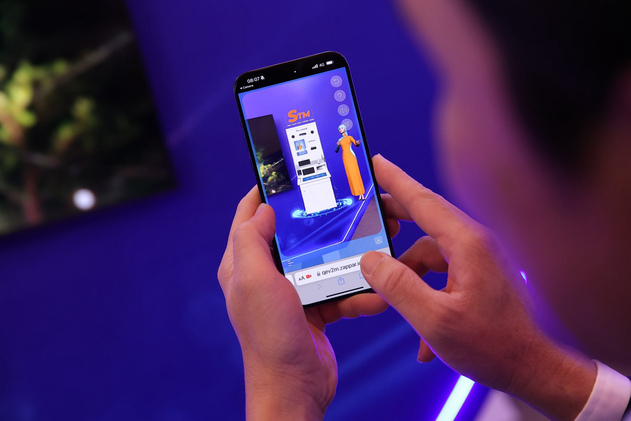 Kh&aacute;ch h&agrave;ng trải nghiệm c&aacute;c sản phẩm ng&acirc;n h&agrave;ng số của Sacombank.