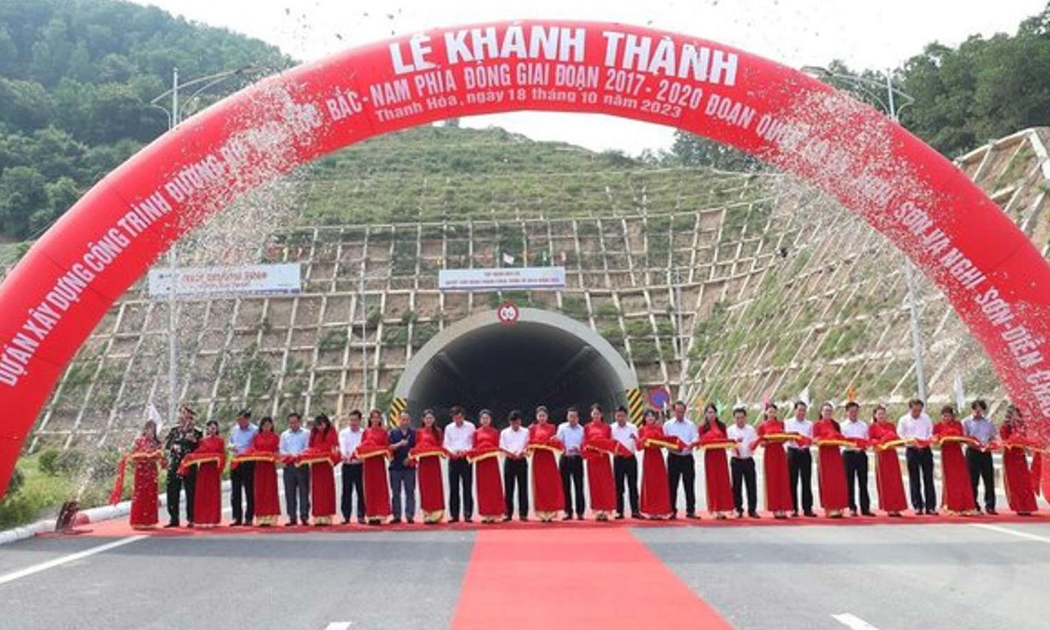 Hai dự án nối thông tuyến đường bộ cao tốc từ Hà Nội đến Nghệ An dài 251km, rút ngắn thời gian di chuyển còn 3,5 giờ so với 5 giờ.
