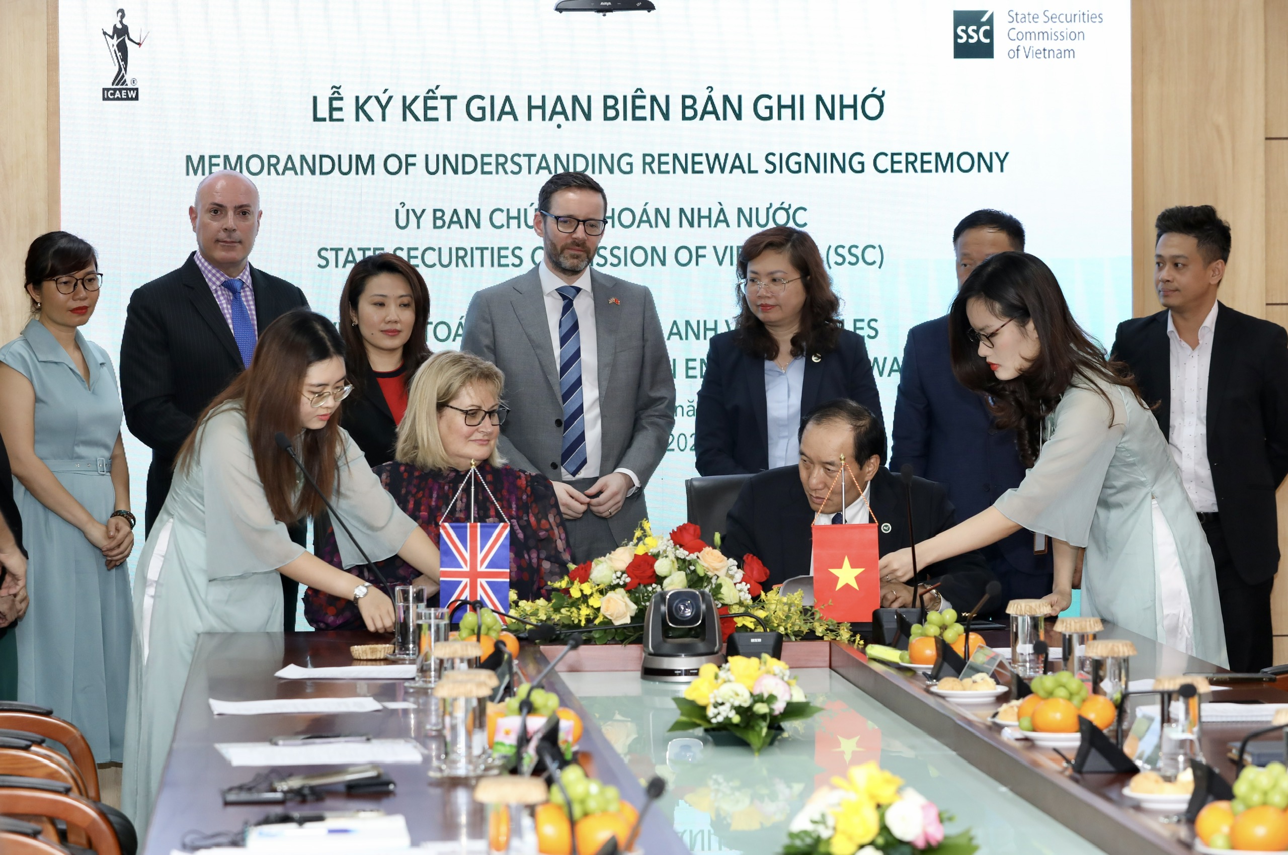 Ủy ban Chứng kho&aacute;n k&yacute; kết với ICAEW.