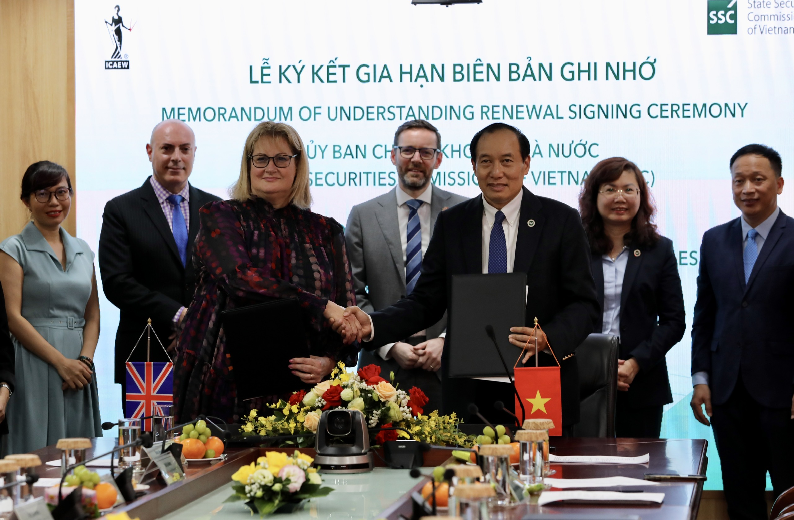 Ủy ban Chứng khoán ký kết với ICAEW.