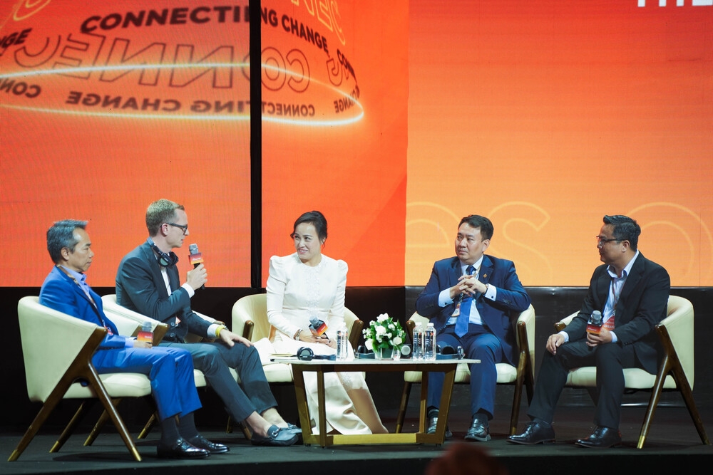  Ông Johan Nyvene, ông Andrea Campagnoli, ông Lê Trí Thông và bà Tiêu Yến Trinh cùng nhau chia sẻ những chiến lược để giải quyết những khó khăn trong quá trình thay đổi trong kinh doanh.