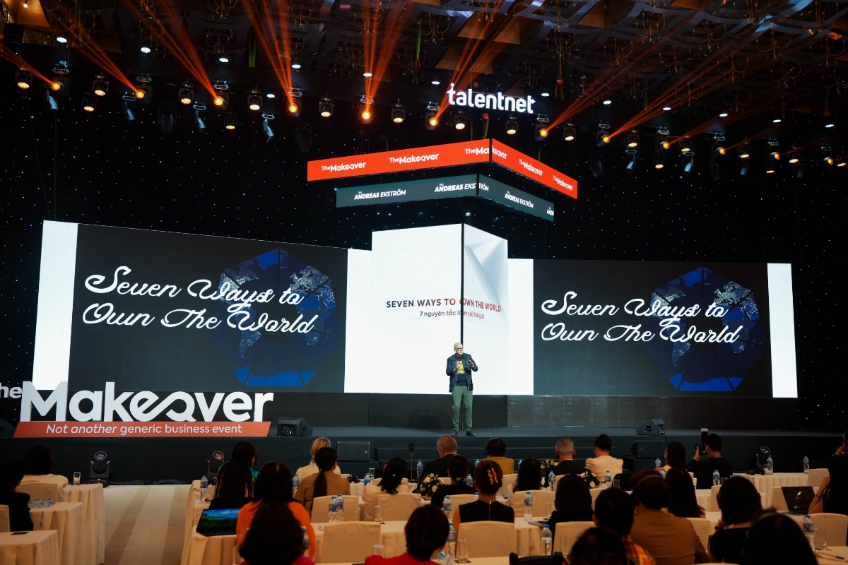 &Ocirc;ng Andreas Ekstr&ouml;m trong phần tr&igrave;nh b&agrave;y về 7 nguy&ecirc;n tắc l&agrave;m chủ thế giới tại sự kiện The Makeover.