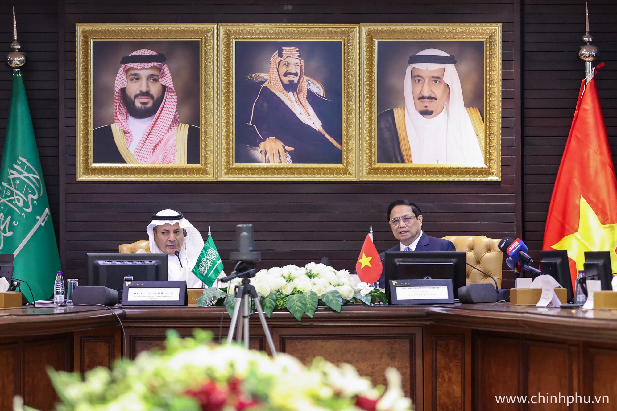 Thủ tướng Phạm Minh Chính và Chủ tịch Liên đoàn các Phòng Thương mại và Công nghiệp Saudi Arabia Hassan Al Hwaiziy dự Diễn đàn doanh nghiệp Việt Nam-Saudi Arabia.Ảnh: VGP.