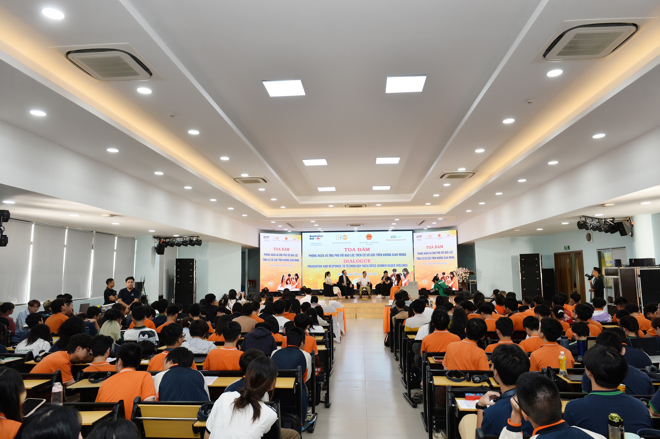 To&agrave;n cảnh tọa đ&agrave;m.