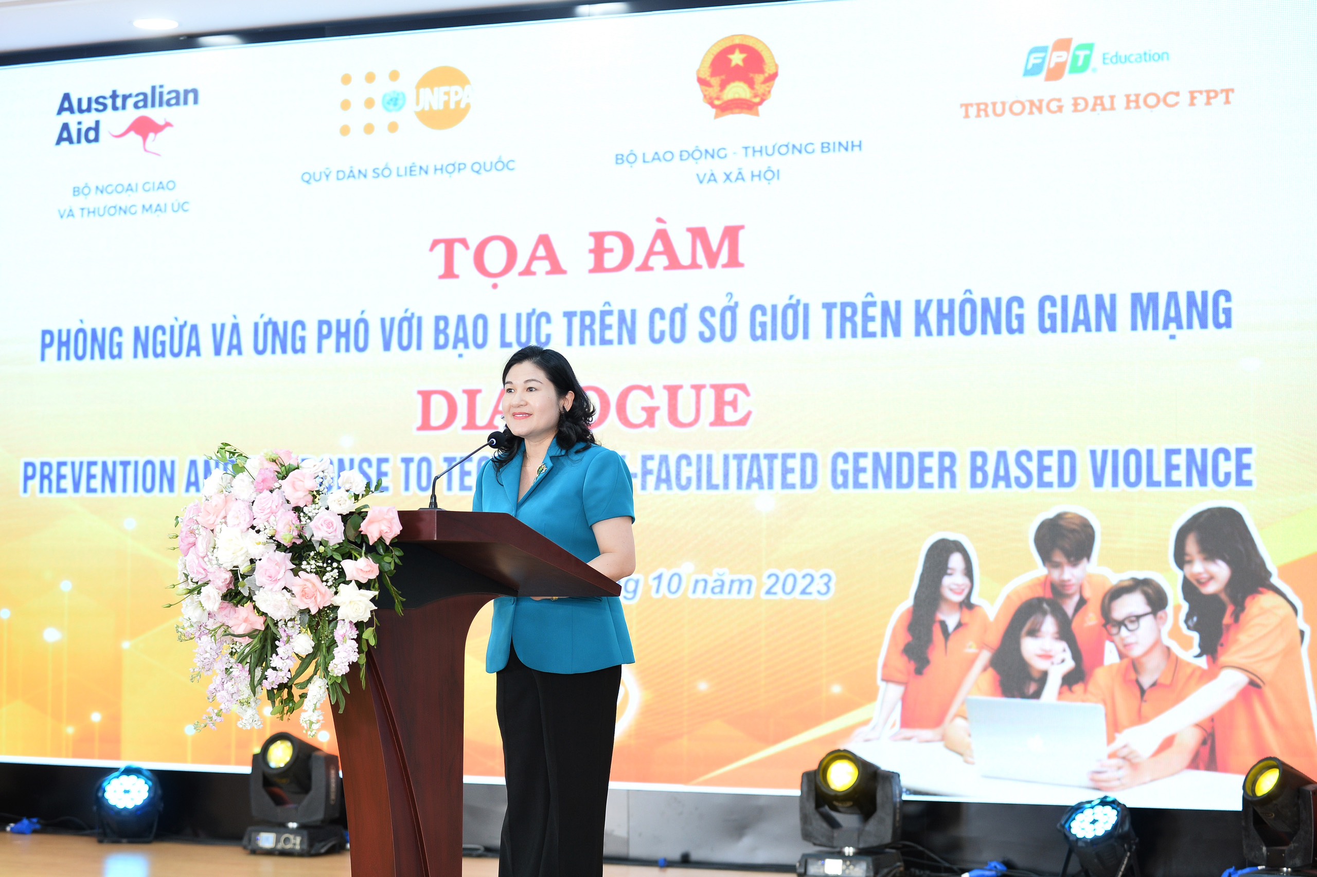 Thứ trưởng Bộ Lao động – Thương binh và Xã hội Nguyễn Thị Hà phát biểu tại tọa đàm.