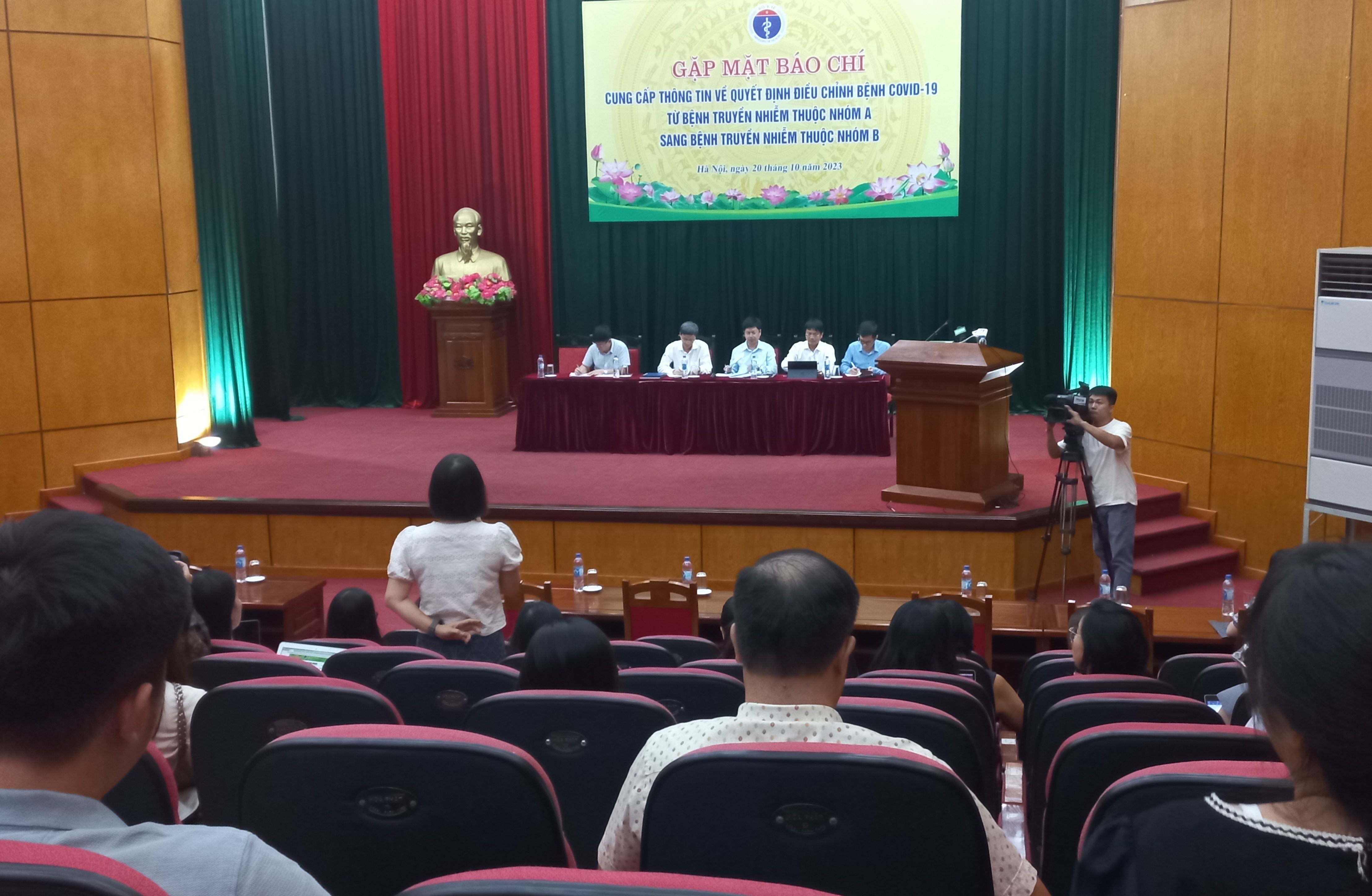 Bộ Y tế cung cấp các thông tin liên quan đến việc chuyển Covid-19 sang bệnh truyền nhiễm nhóm B, chiều 20/10. Ảnh - N.Dương.