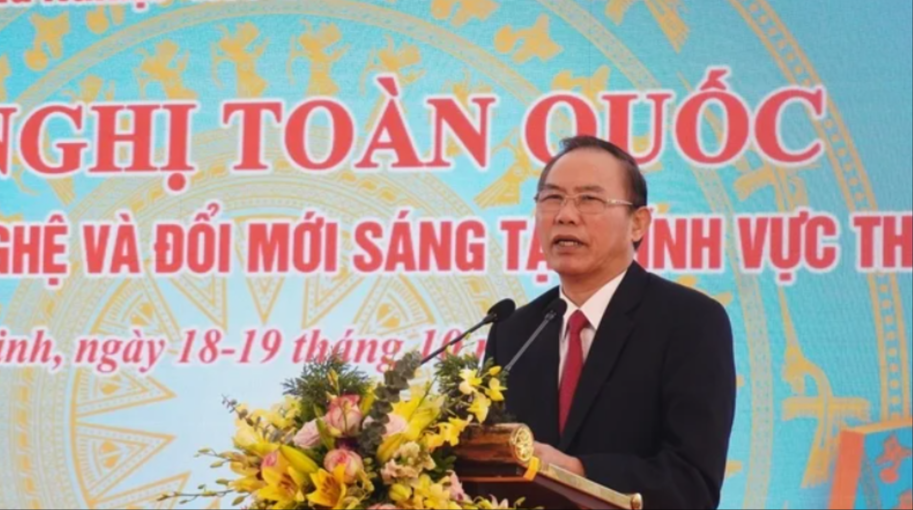 Thứ trưởng Ph&ugrave;ng Đức Tiến ph&aacute;t biểu tại hội nghị.