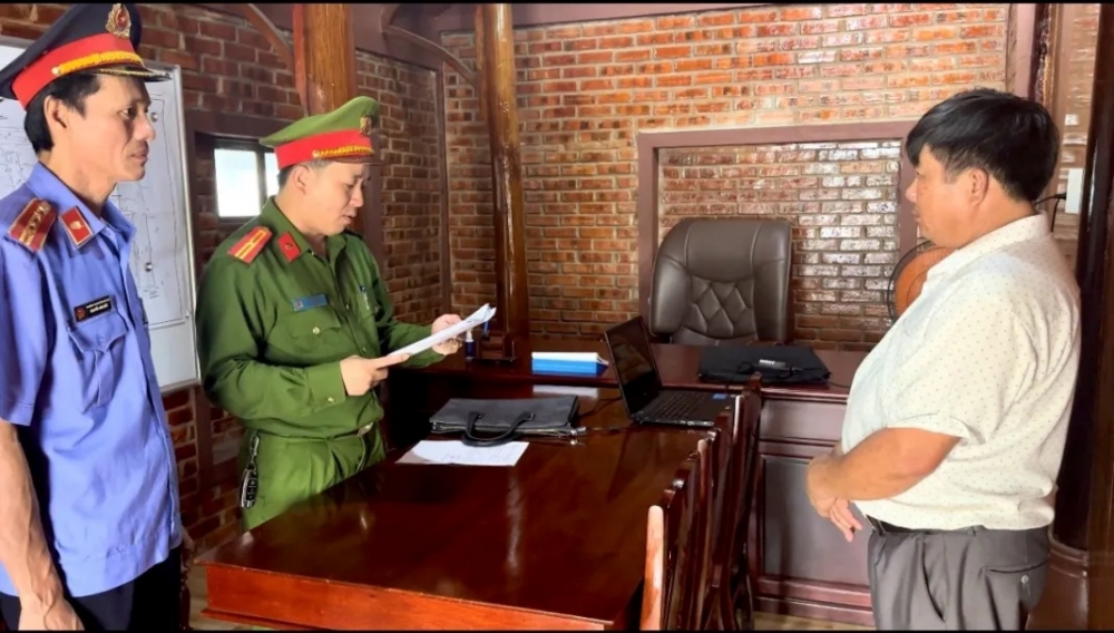 Lực lượng chức năng tống đạt quyết định khởi tố đối với Lê Văn Đàn