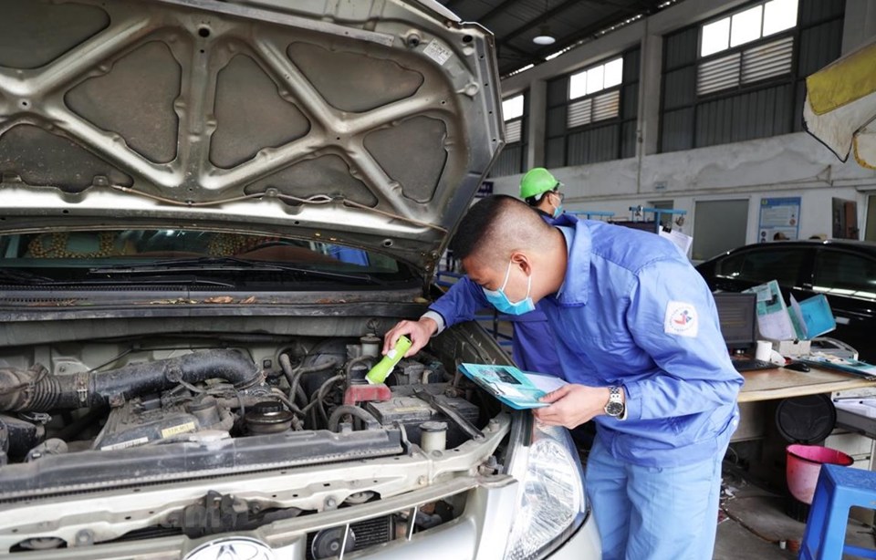Việc kiểm tra đột xuất hoạt động kiểm định xe cơ giới khi phát hiện có dấu hiệu bất thường trong hoạt động kiểm định.