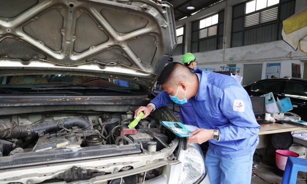 Việc kiểm tra đột xuất hoạt động kiểm định xe cơ giới khi phát hiện có dấu hiệu bất thường trong hoạt động kiểm định.