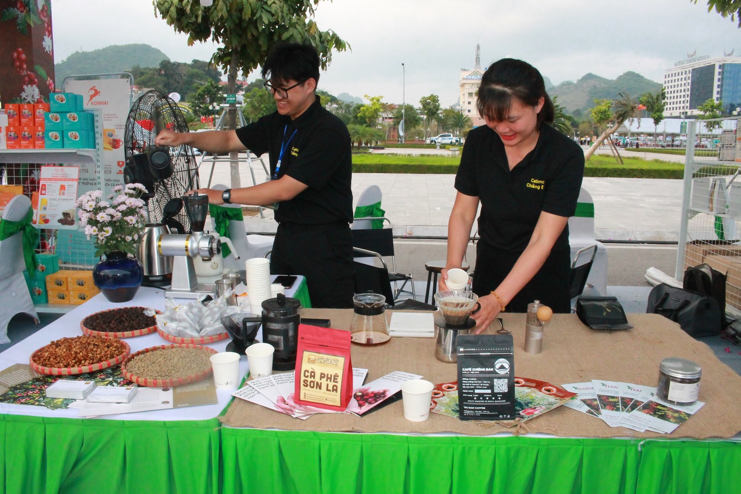Một gian h&agrave;ng trưng bay tại Hội chợ C&agrave; ph&ecirc; Sơn La.