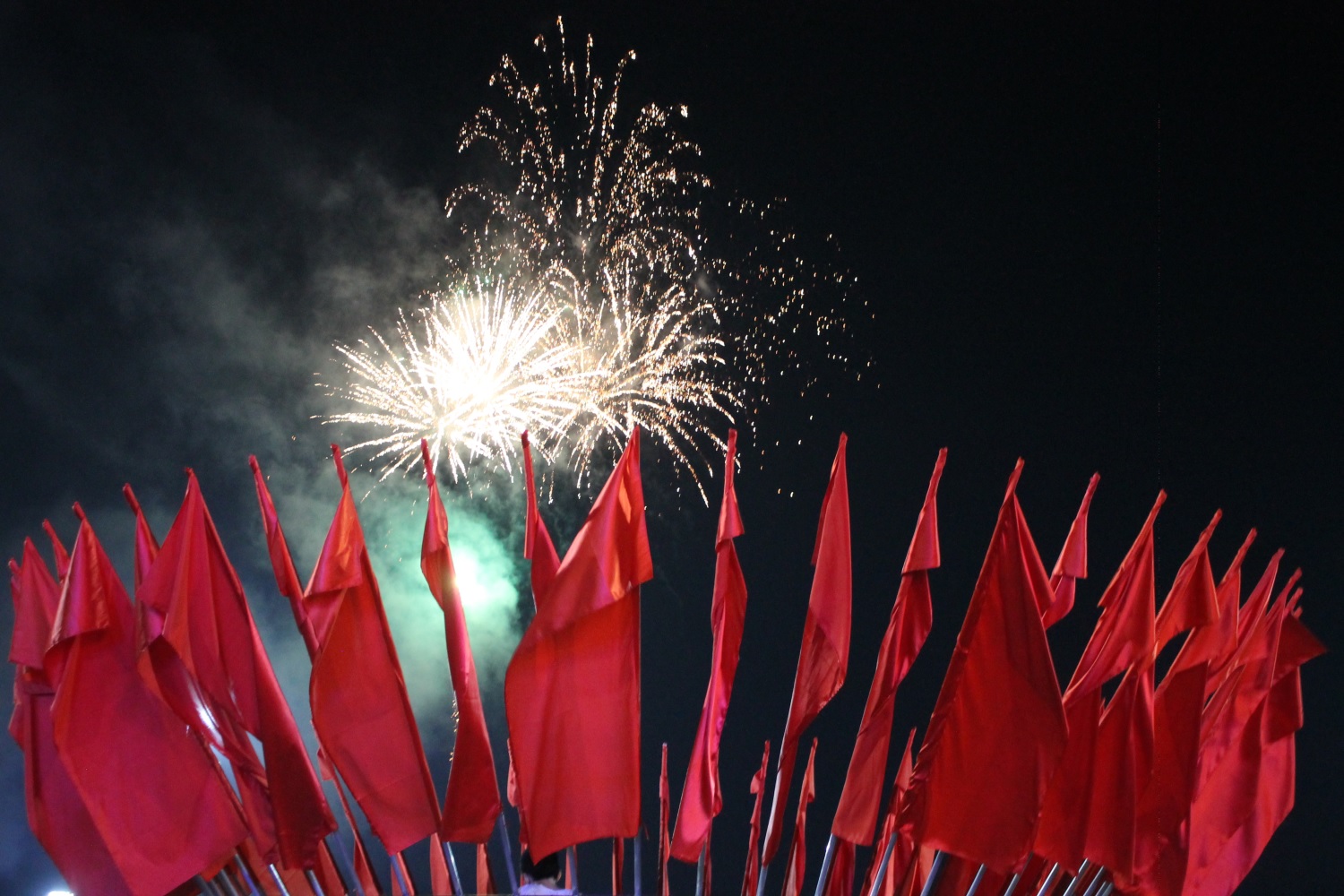 Rực rỡ ph&aacute;o hoa đ&ecirc;m khai mạc lễ hội c&agrave; ph&ecirc; Sơn La.