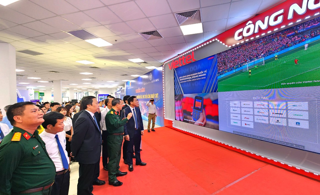 Các đại biểu, người dân tham quan các gian hàng giới thiệu mô hình chuyển đổi số 