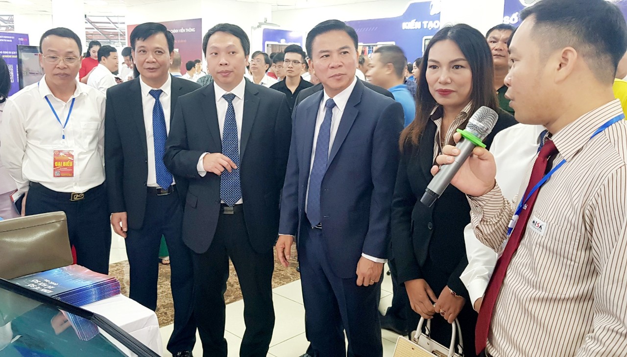 C&aacute;c đại biểu tham quan, nghe giới thiệu về hệ sinh th&aacute;i số