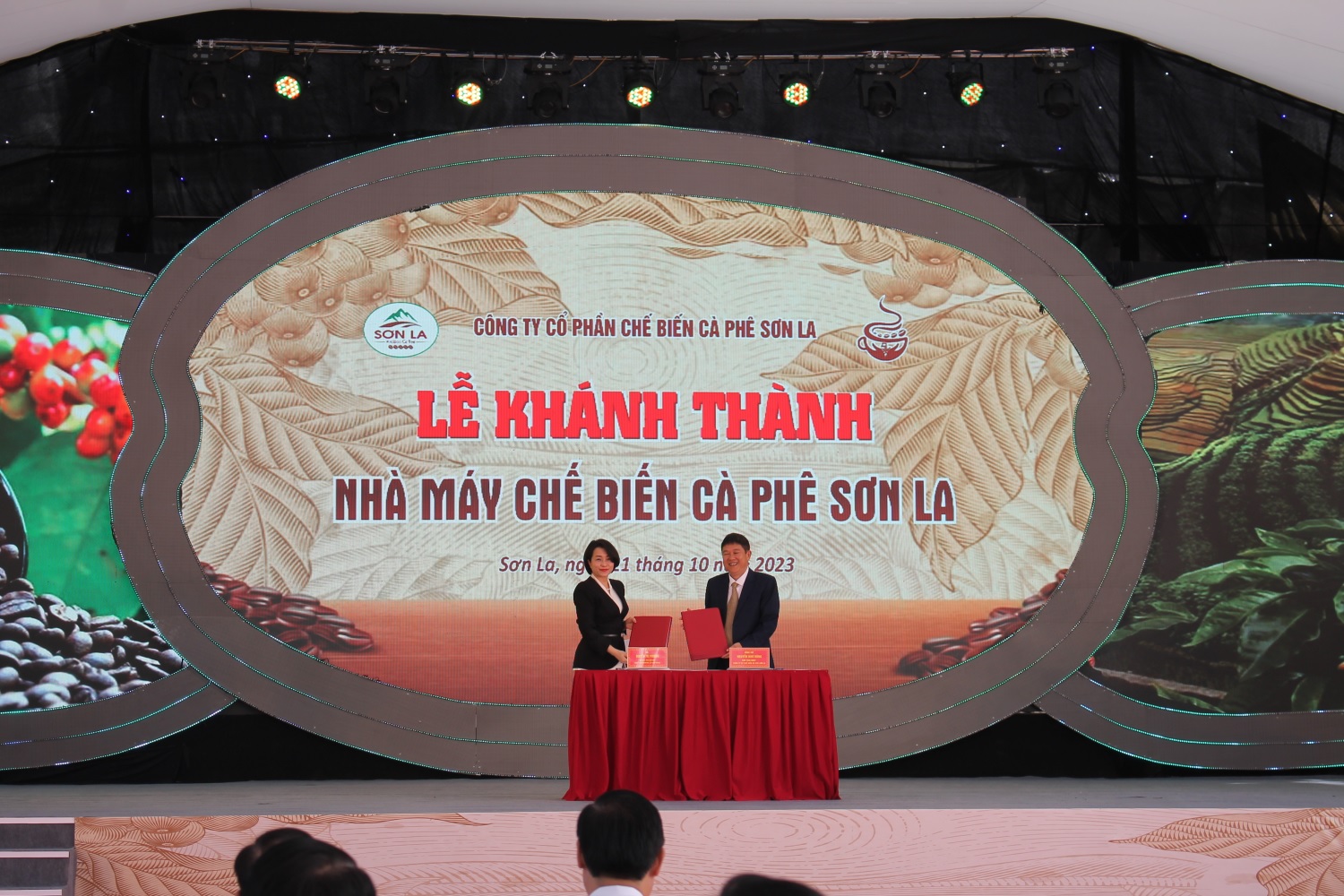 Tổng Gi&aacute;m đốc C&ocirc;ng ty WinCommerce v&agrave; Chủ tịch HĐQT C&ocirc;ng ty Cổ phần Chế biến c&agrave; ph&ecirc; Sơn La đ&atilde; k&yacute; kết hợp t&aacute;c.