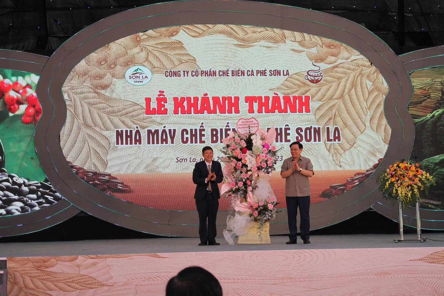 Chủ tịch Quốc hội Vương Đ&igrave;nh Huệ tặng hoa nh&agrave; m&aacute;y.