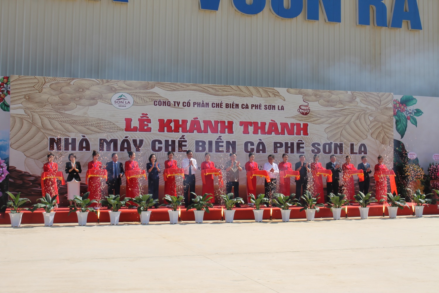 Cắt băng khánh thành nhà máy chế biến cà phê Sơn La.