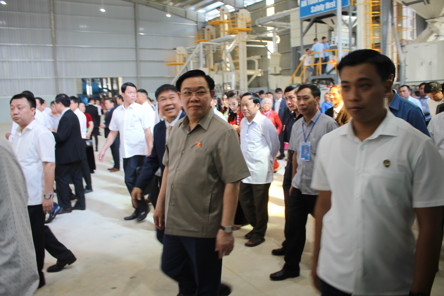 Chủ tịch Quốc hội Vương Đ&igrave;nh Huệ c&ugrave;ng c&aacute;c quan kh&aacute;ch đi tham quan trong Nh&agrave; m&aacute;y C&agrave; ph&ecirc; Sơn La.