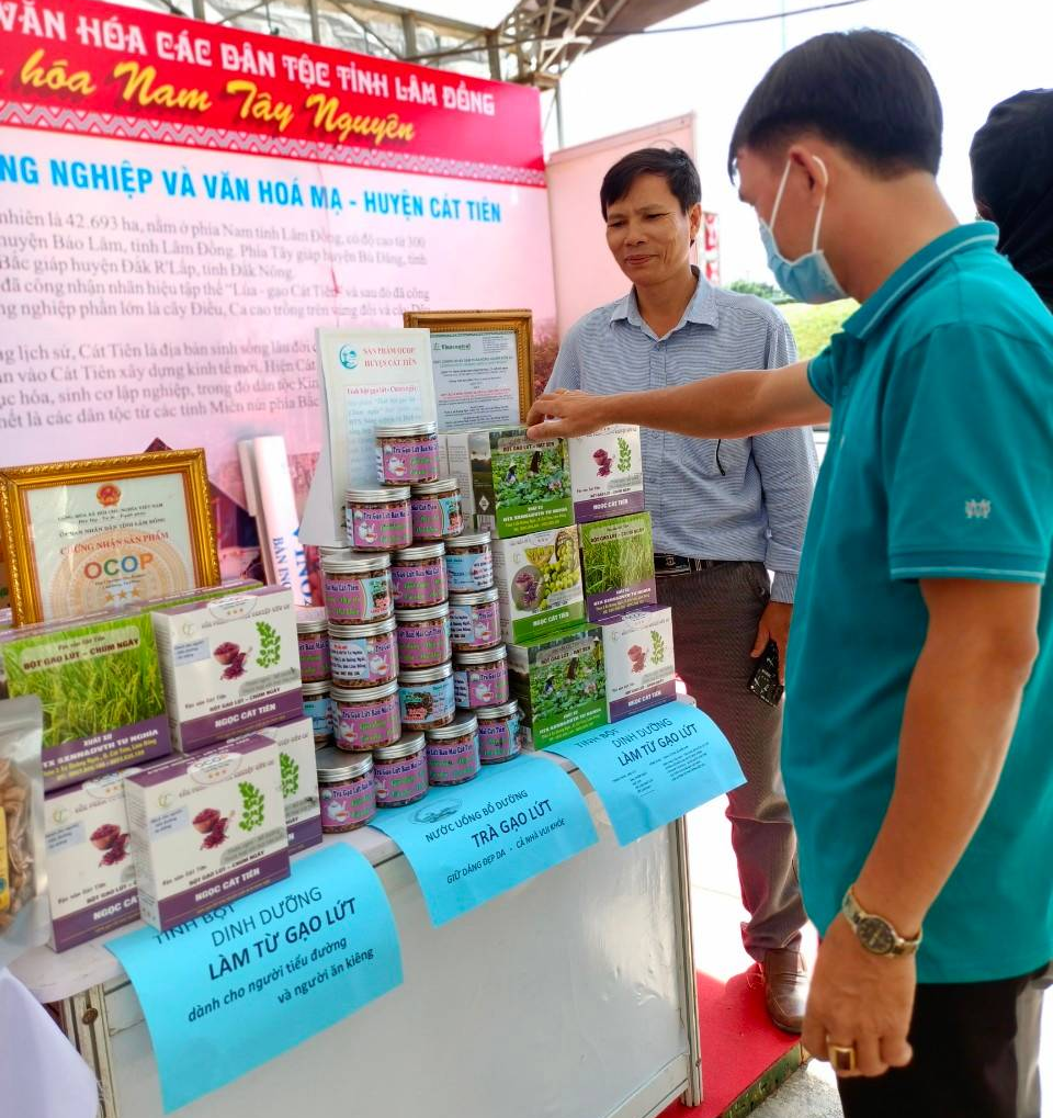 Dòng sản phẩm gạo lứt xếp hạng OCOP 3 sao của HTX Tư Nghĩa.