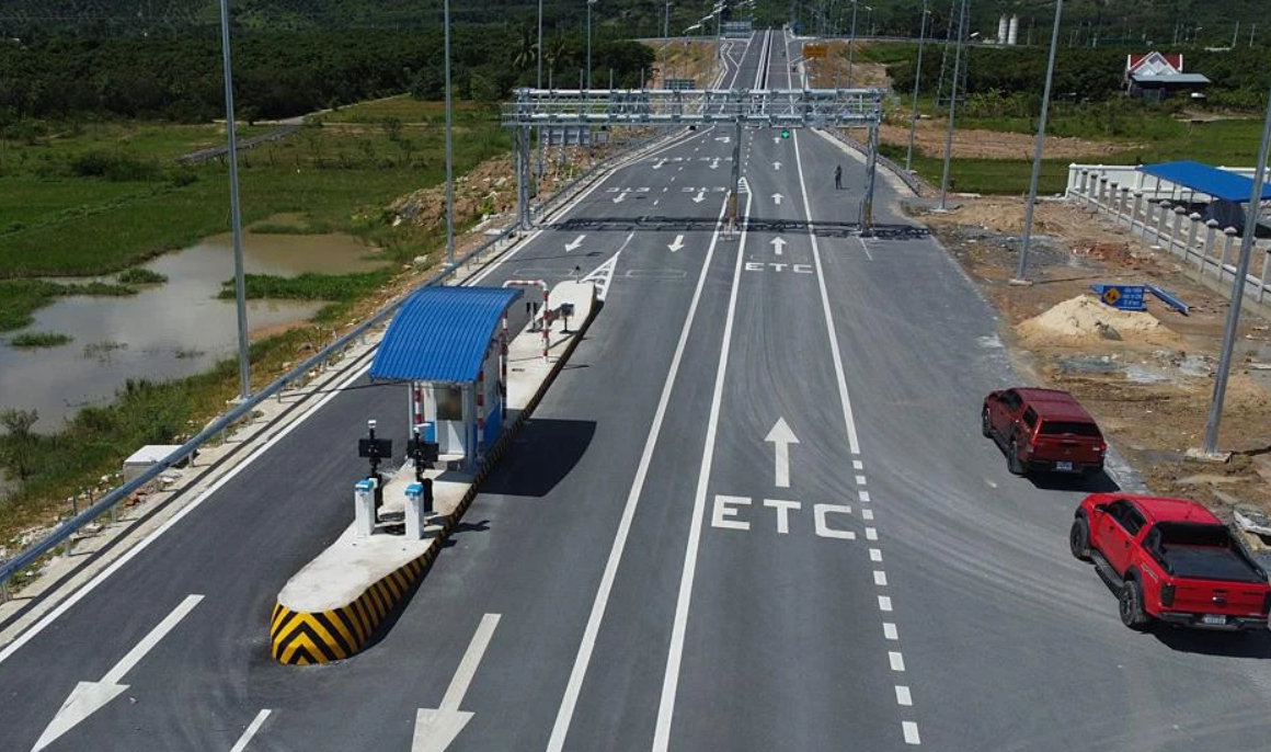 Lối vào trạm của tuyến cao tốc Nha Trang - Cam Lâm được bố trí 1 làn ETC và làn dừng khẩn cấp, không có barie và cabin thu phí.