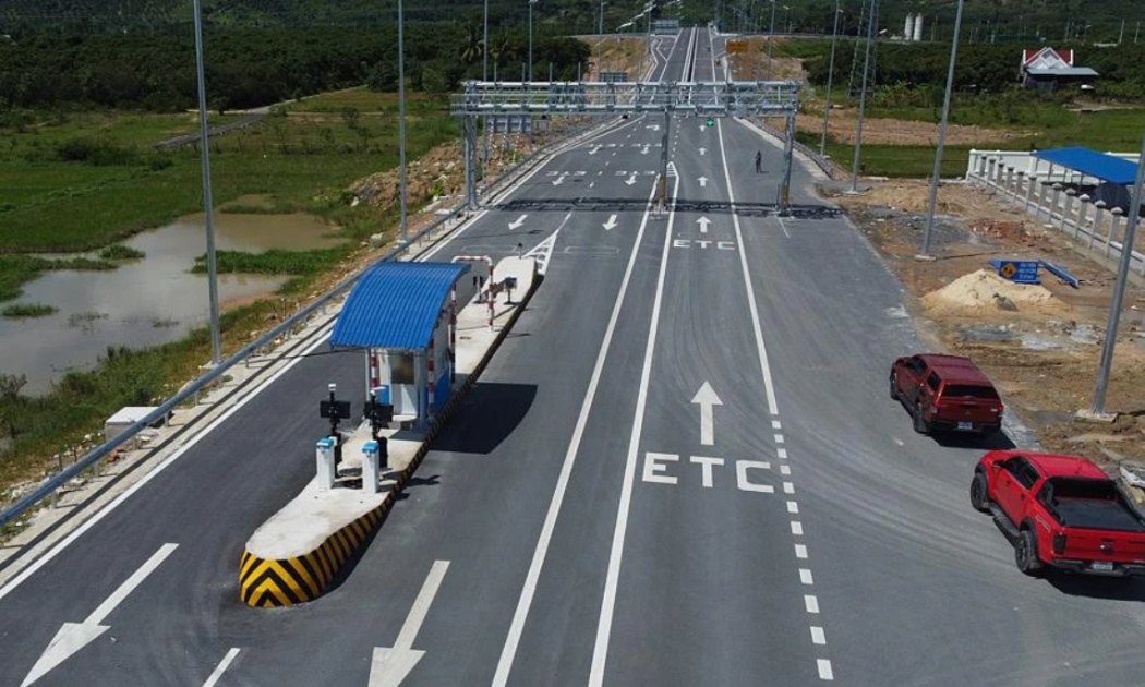 Lối vào trạm của tuyến cao tốc Nha Trang - Cam Lâm được bố trí 1 làn ETC và làn dừng khẩn cấp, không có barie và cabin thu phí.
