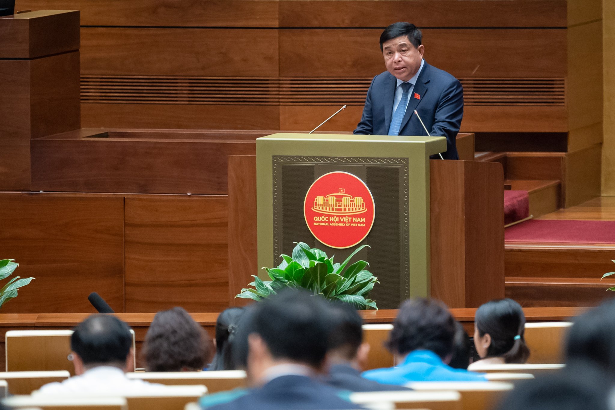 Bộ trưởng Bộ Kế hoạch và Đầu tư Nguyễn Chí Dũng cho rằng khâu tổ chức triển khai thực hiện kế hoạch tại một số nơi, một số thời điểm còn lúng túng, bị động, hiệu quả chưa cao - Ảnh: Quochoi.vn.