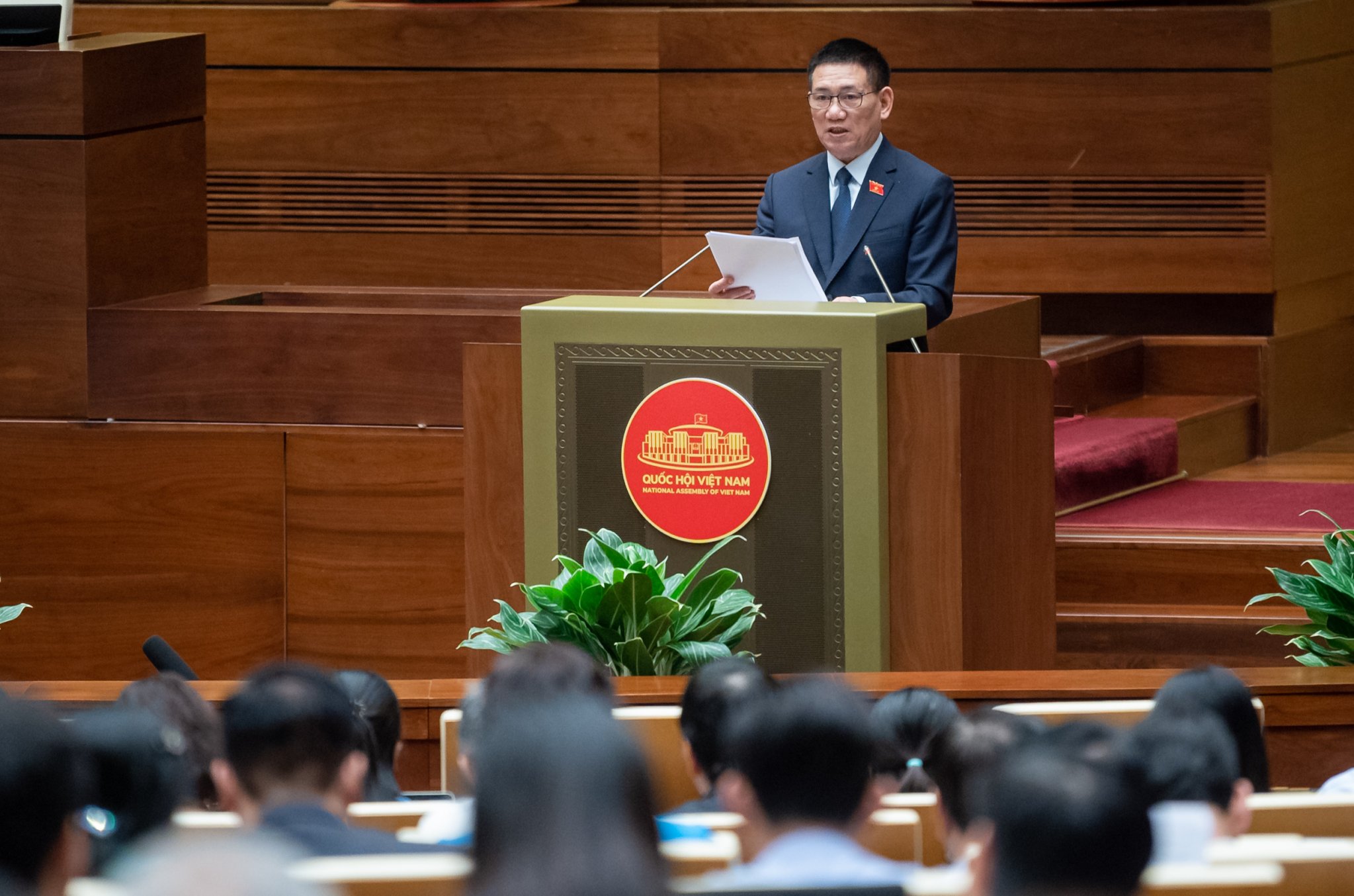 Bộ trưởng Bộ Tài chính Hồ Đức Phớc báo cáo một số nội dung chủ yếu về tình hình thực hiện ngân sách nhà nước năm 2023. Ảnh: Quochoi.vn.