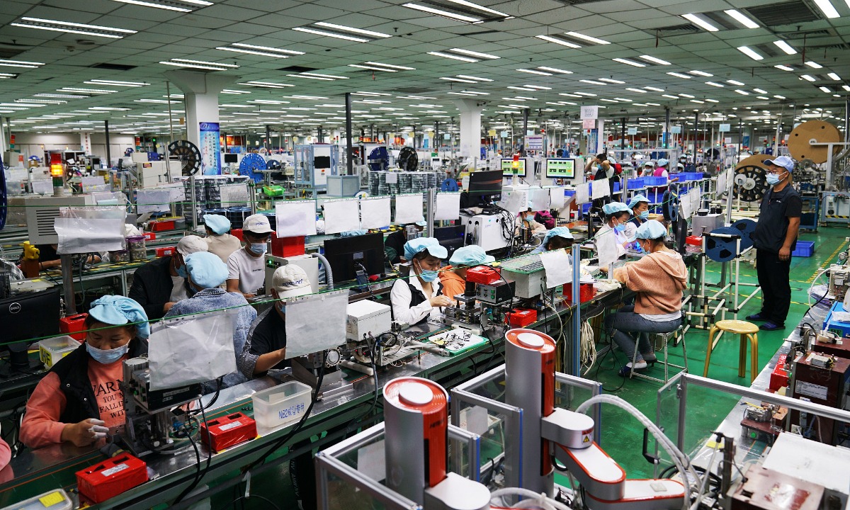 Công nhân tại xưởng sản xuất của khu công nghệ Foxconn ở Trịnh Châu, tỉnh Hà Nam, miền Trung Trung Quốc. Đây là cơ sở sản xuất điện thoại thông minh lớn trên toàn cầu. Ảnh: VCG