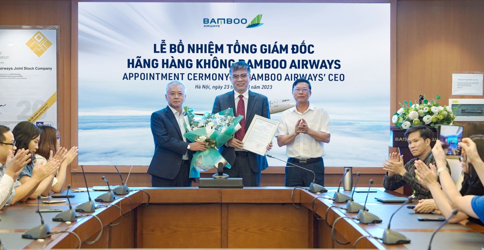 Tân Tổng Giám đốc Bamboo Airways Lương Hoài Nam (giữa) nhận quyết định bổ nhiệm.