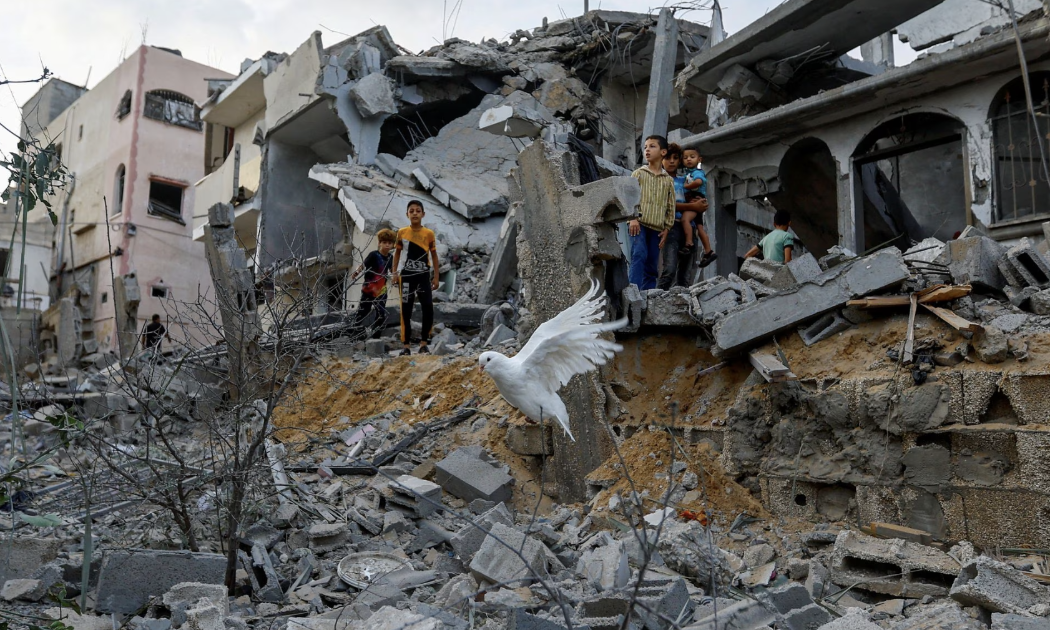 Một khu dân cư ở dải Gaza bị Israel không kích hôm 11/10 - Ảnh: Reuters.