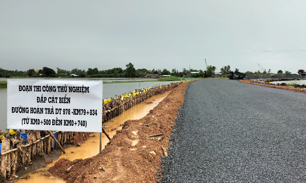 Thí điểm sử dụng cát biển cho đoạn tuyến hoàn trả ĐT978 thuộc dự án thành phần đoạn Hậu Giang - Cà Mau.