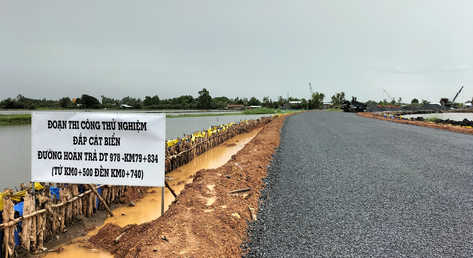 Thí điểm sử dụng cát biển cho đoạn tuyến hoàn trả ĐT978 thuộc dự án thành phần đoạn Hậu Giang - Cà Mau.