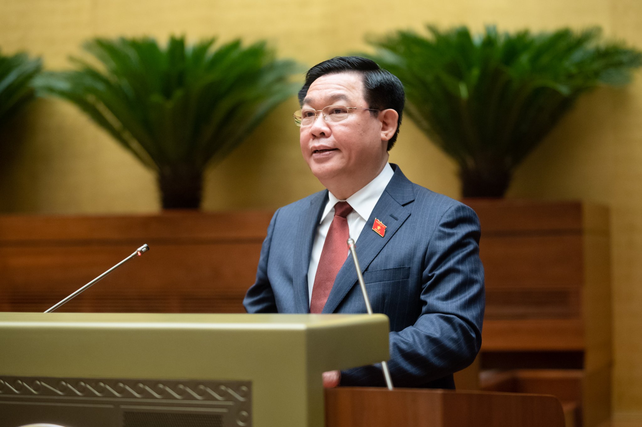 Chủ tịch Quốc hội đề nghị mỗi đại biểu Quốc hội ph&aacute;t huy tinh thần tr&aacute;ch nhiệm cao đối với đất nước, đối với tổ chức, hoạt động của Quốc hội v&agrave; bộ m&aacute;y nh&agrave; nước, đ&aacute;nh gi&aacute; c&ocirc;ng t&acirc;m, kh&aacute;ch quan v&agrave; ch&iacute;nh x&aacute;c trong ghi phiếu t&iacute;n nhiệm đối với từng chức danh do Quốc hội bầu v&agrave; ph&ecirc; chuẩn.