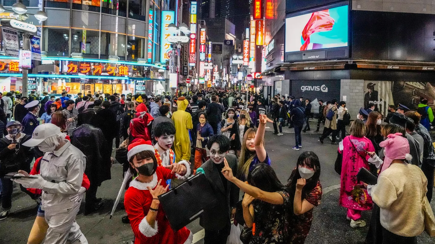 Tại Nhật Bản, chính quyền quận Shibuya yêu cầu người dân, du khách không tổ chức tụ tập nhân lễ Halloween ở khu vực này.