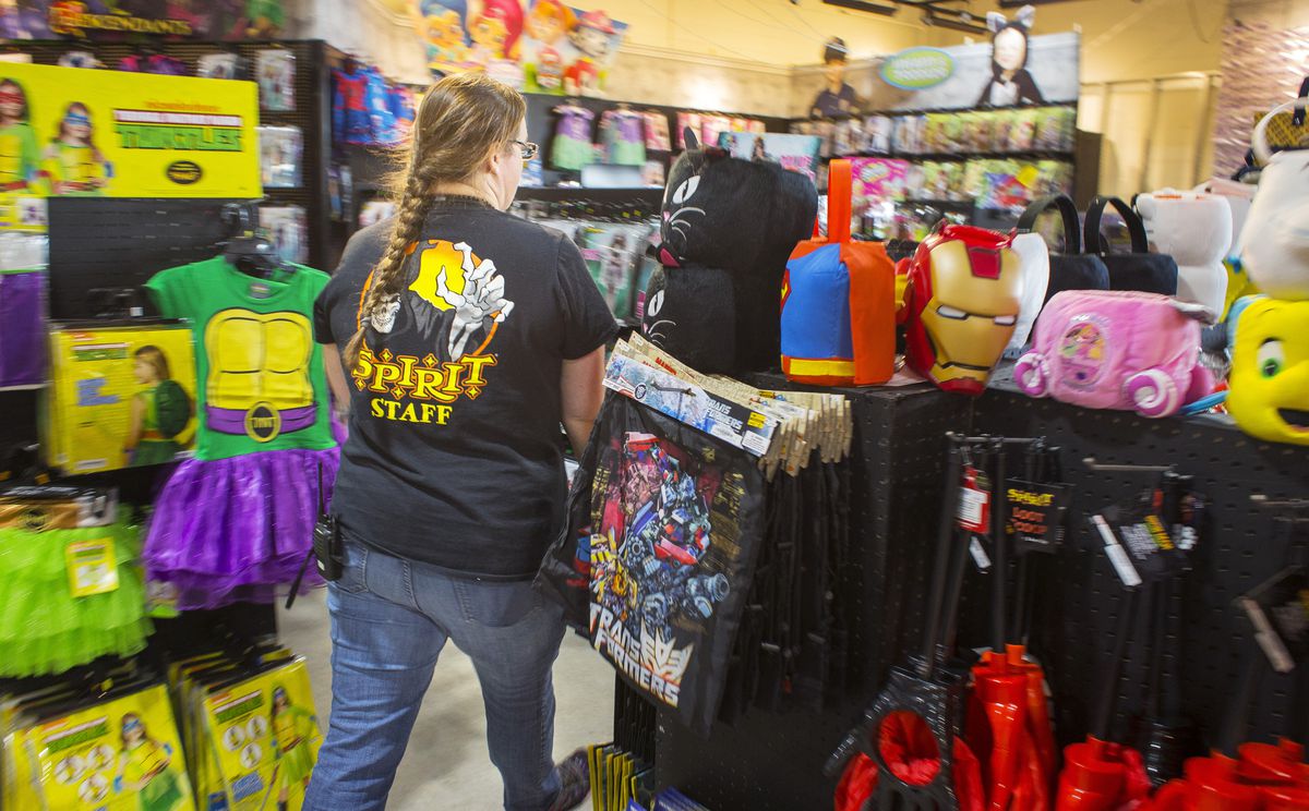 Trang phục l&agrave; nguồn tạo doanh thu lớn nhất cho dịp lễ năm nay v&agrave; dự kiến sẽ mang lại 4,3 tỷ USD cho c&aacute;c nh&agrave; sản xuất Mỹ.