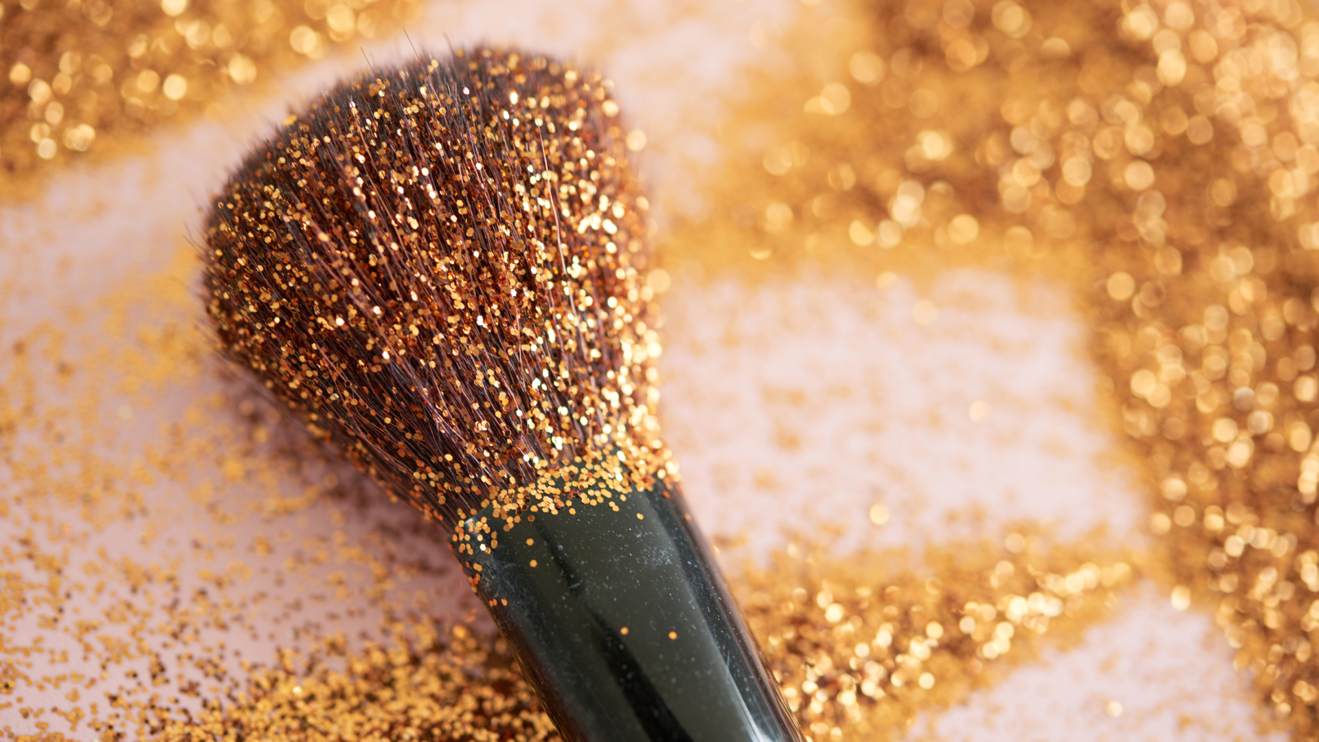 Với đạo luật n&agrave;y, Li&ecirc;n minh ch&acirc;u &Acirc;u hy vọng sẽ ngăn cản khoảng nửa tấn hạt vi nhựa bị đổ ra m&ocirc;i trường.