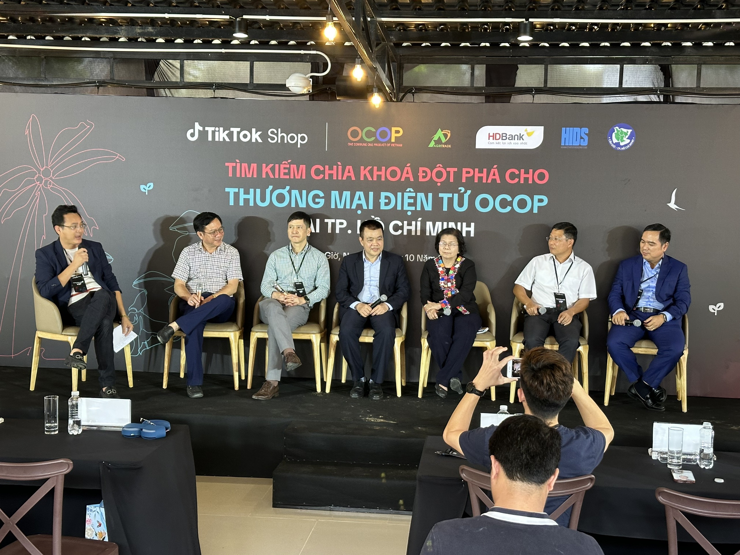 Trong khuôn khổ Chợ phiên OCOP,  tọa đàm: Tìm kiếm chìa khóa đột phá cho thương mại điện tử OCOP tại TP.HCM chiều ngày 21/10.
