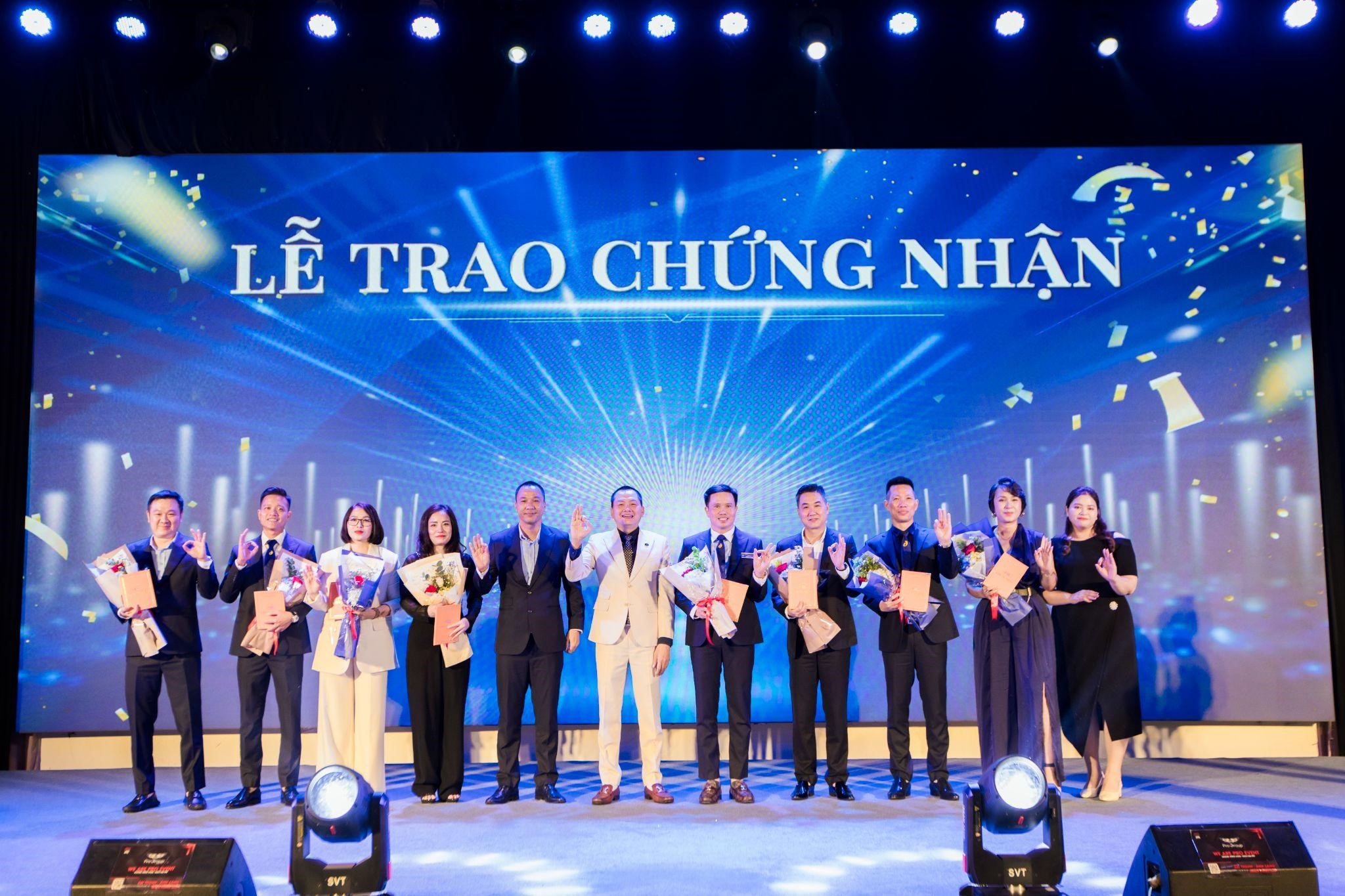 36 Sharker hoàn thành khóa huấn luyện “Nhân bản chuyên gia và hợp tác cùng chuyên gia” lần thứ ba được trao giấy chứng nhận.