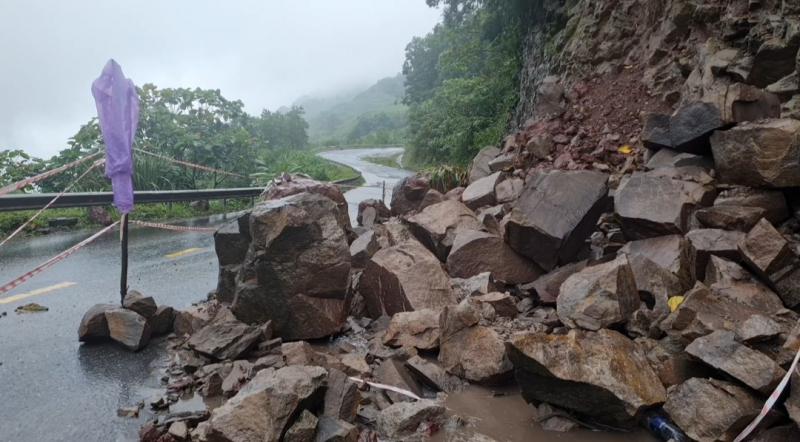 Mưa lớn khiến Quốc lộ 15D đi Cửa khẩu quốc tế La Lay, x&atilde; A Bung v&agrave; A Ngo, huyện miền n&uacute;i Đakr&ocirc;ng, Quảng Trị bị sạt lở tại nhiều điểm