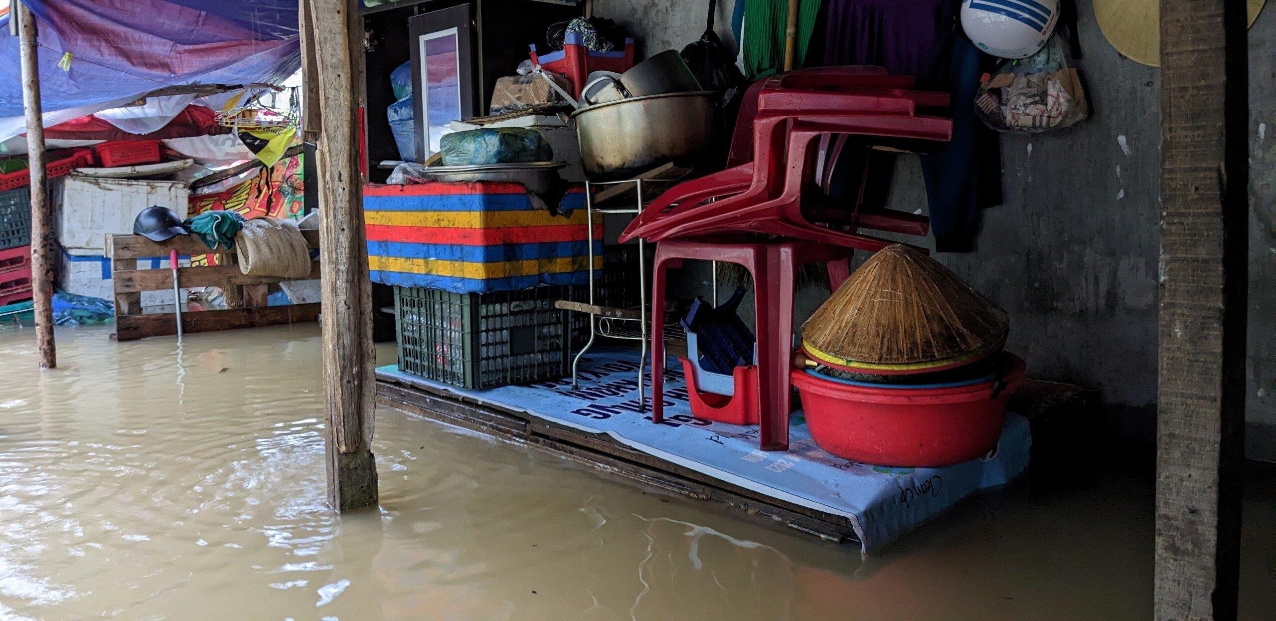 Người d&acirc;n th&agrave;nh phố Đ&ocirc;ng H&agrave; vất vả chạy lụt trong đ&ecirc;m, k&ecirc; cao t&agrave;i sản l&ecirc;n cao